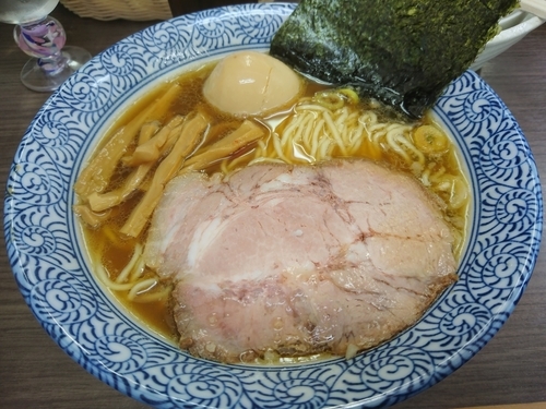 「中華そば700円＋味玉(ﾗｰﾊﾟｽ)&プレミアム冷酒」@頓知房の写真