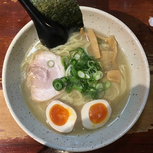 「塩らーめん700円＋煮玉子100円」@信楽茶屋 横浜鶴見本店の写真