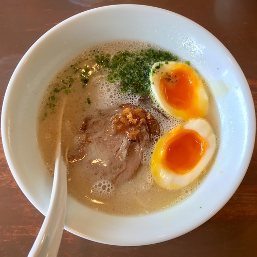 「塩豚骨ラーメン (700円) えび風味半熟玉子 (100円)」@幸心堂の写真