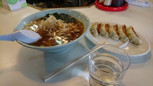 「醤油ラーメン 餃子」@ピリカ 大泉店の写真
