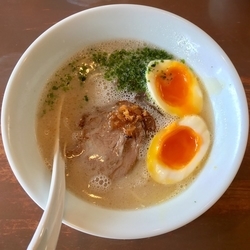 塩豚骨ラーメン (700円) えび風味半熟玉子 (100円)