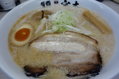 「宮本の日（毎月1日）500円+くずれ半熟味付き玉子30円」@背脂らーめん 宮本 南柏店の写真