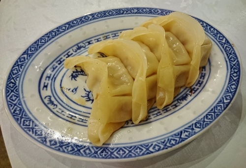 「汁汁餃子(4個) 340円」@中国ラーメン揚州商人 飯田橋ラムラ店の写真