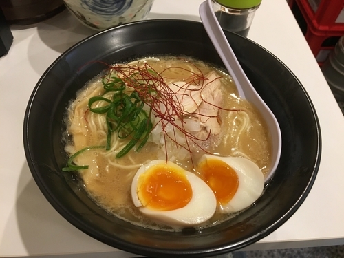 「味玉入りちょ濃厚鶏白湯そば980」@めんや 鶏志の写真