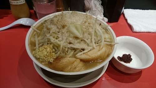 「ラーメン大+豚１枚追加(ヤサイアブラショウガ辛玉別)￥９２０」@用心棒の写真
