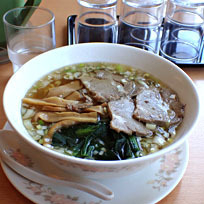 「チャーシュー入りそば800円＋ジャンボ焼売2個240円」@中華四川料理 飛鳥の写真