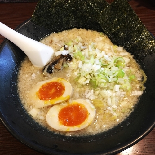 「らーめん+煮玉子」@らーめん岩本屋 高岡横田店の写真