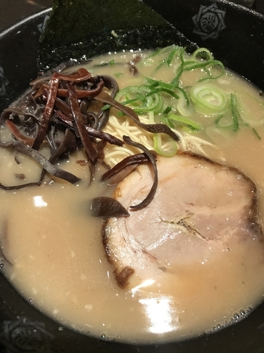 「豚骨ラーメン」@とんこつらーめん俺式 純 東京ラーメンストリート店の写真