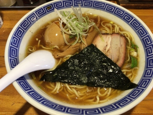 「中華そば（魚介系）＋玉子」@中華そば おかめの写真