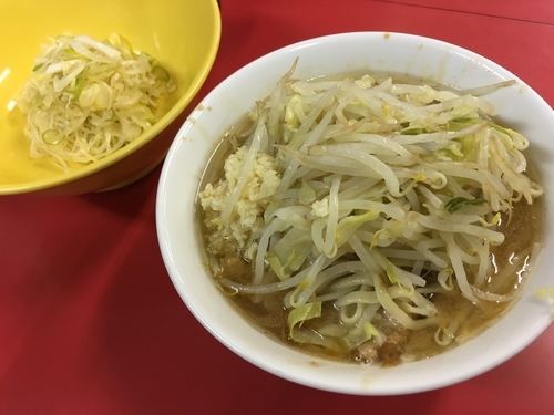 「麺半分ニンニク＋味ネギ」@ラーメン二郎 茨城守谷店の写真