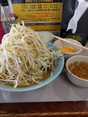 「中ラーメン豚増し+生卵（別皿でアブラマシマシ）」@立川マシマシ 足利総本店の写真