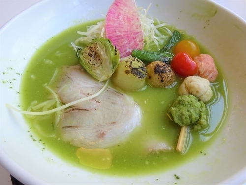 「抹茶らーめん　三色つくね団子と春野菜のグリル添え　880円」@らーめんと甘味処 九月堂の写真