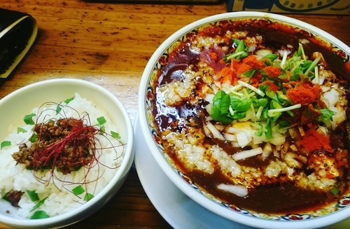 「背脂カレー麻婆麺（850円）＋飯割りセット（150円？）」@辛っとろ麻婆麺 あかずきんの写真