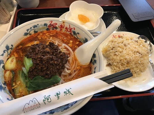 「四川風坦々麺＋半チャーハン【950円】」@阿里城 晴海トリトン店の写真