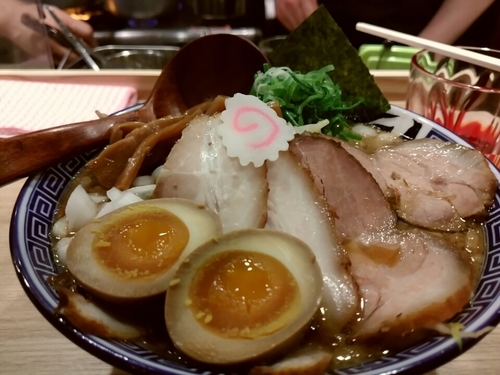 「特背脂醤油1100円」@風は南から 学芸大学店の写真