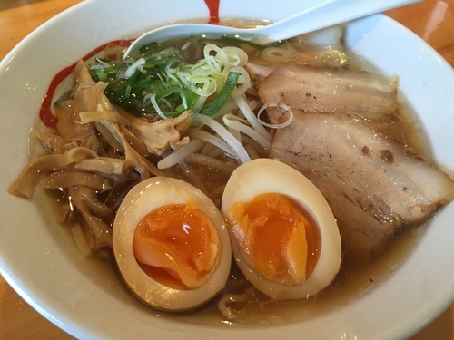 「牛骨醤油ラーメン＋味玉：600＋100円」@ラーメン来香の写真
