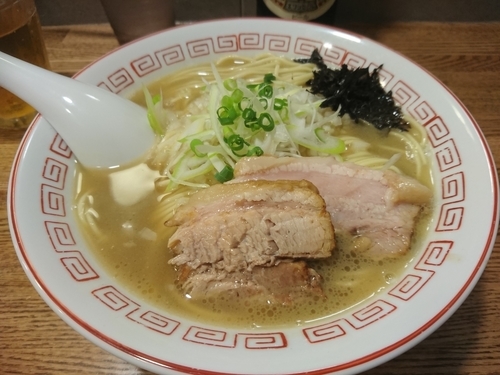 「煮干そば(白醤油)790円＋ビール」@煮干中華そば専門 煮干丸の写真