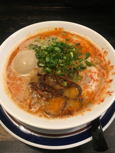 「赤辛ラーメン 650円+味玉 100円」@博多ラーメン ごたるの写真