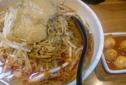 「辛みそラーメン（野菜大盛り無料）＋大盛り＋チンピラ卵」@味噌麺処 楓の写真