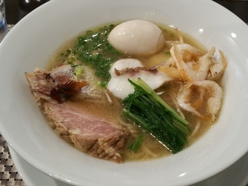 「【限定】天然真鯛×白エビの塩ラーメン+味玉」@麺匠 きくちの写真