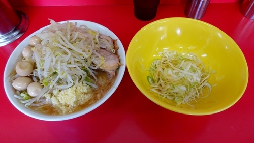 「小ラーメン（700円）＋うずらの卵＋味ネギ　ニンニク」@ラーメン二郎 茨城守谷店の写真