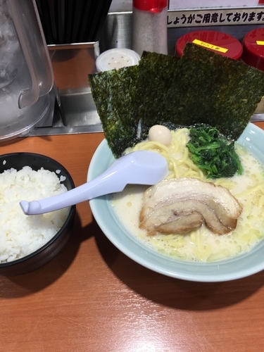 「塩ラーメン」@横浜家系ラーメン 新宿小滝橋 魂心家の写真