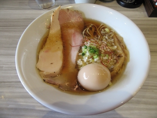 「鶏と水　醤油＋味玉（８９０円）」@つくばらーめん 鬼者語 -オニモノガタリ-の写真
