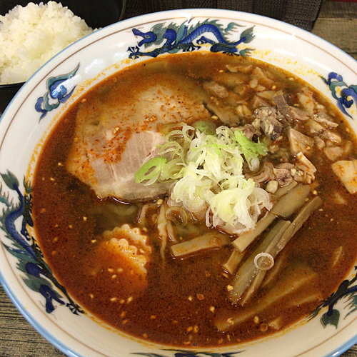 「麻辣ラーメン　800円　半ライス　100円」@森清の写真