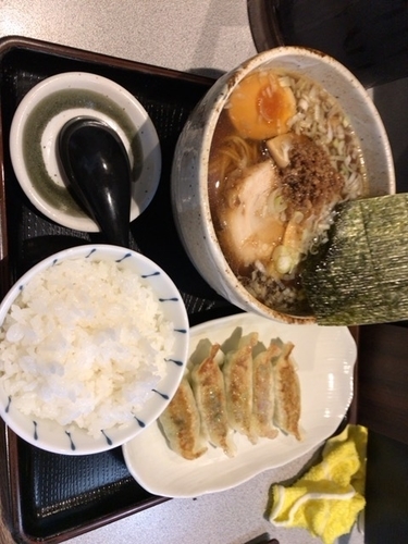「醤油ラーメン+Aセット(餃子+半ライス)680円+280円」@5匹のこぶたの写真