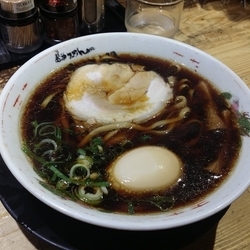 黒醤油ラーメン