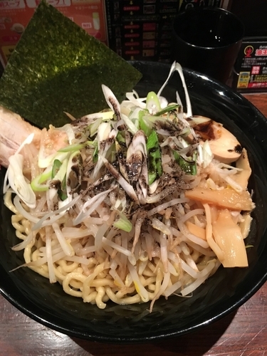 「とん黒油そば」@油そば専門店 春日亭 西新宿店の写真