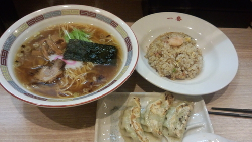 「半チャーハンラーメン(700円)」@中華一番の写真