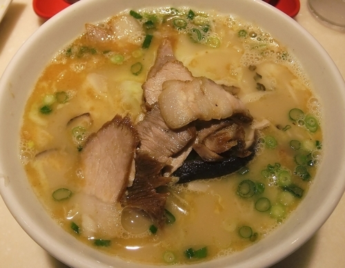 「ラーメン（小盛）（黒豚チャーシュー入り）（700円）」@ラーメン専門 こむらさき 天文館本店の写真