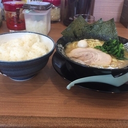 ラーメン小(680円)＋ライス大(150円)