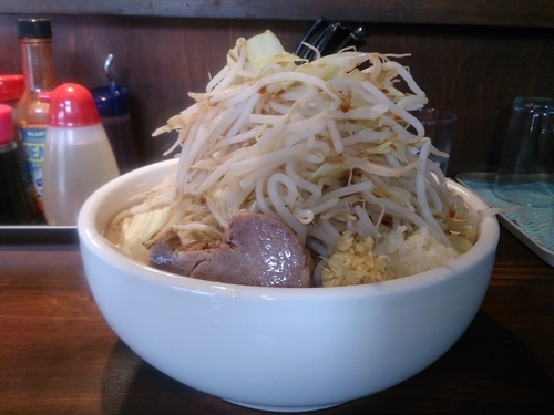 「豚入りラーメン【特盛】」@らーめんまんの写真