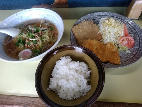 「ラーメン定食(醤油ラーメン＋カツ)700円」@大豪の写真
