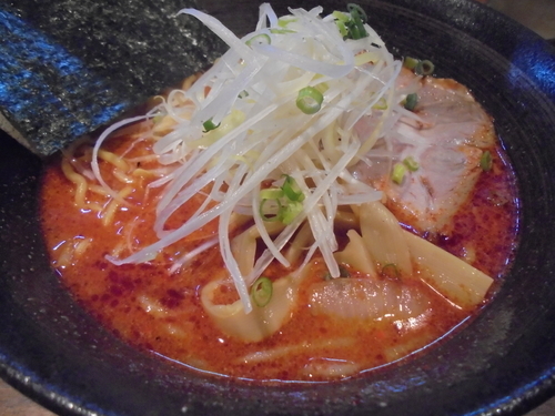 「辛味噌らーめん　８８０円」@北海道らーめん 楓 鶴見店の写真