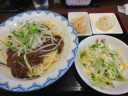 「【日替わり】台湾屋台風ジャージャー麺と小籠包セット850円」@香蘭の写真