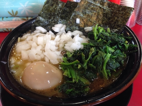 「ラーメン + ほうれん草、タマネギ」@家系ラーメン とらきち家の写真
