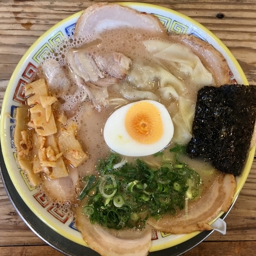 「分校ワンタンメン 並 (900円)替チャーシュー(280円)」@久留米とんこつラーメン松山分校の写真