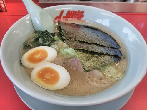 「ラーメン(醤油)&クーポンタマゴ」@山岡家 千葉若葉区店の写真