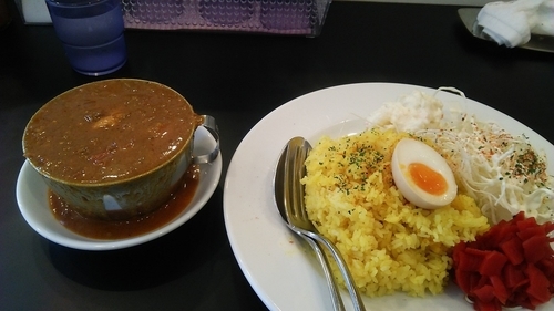 「赤い鶏カレー（中盛り） 790円」@カレーは飲み物。 御徒町店の写真