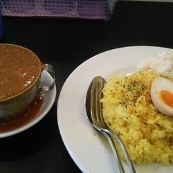 赤い鶏カレー（中盛り） 790円