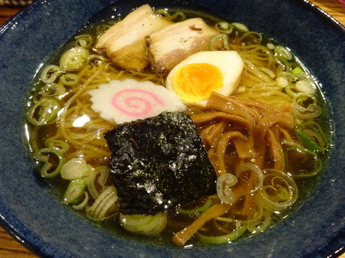 「ラーメン 780円 ＋ 無料ライスセット」@ラーメンバル 青の写真