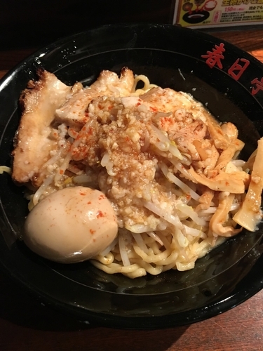 「炙り鶏豚油そば+味付け玉子」@油そば専門店 春日亭 西新宿店の写真