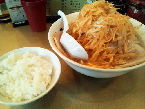 「しょうゆラーメン+辛ねぎ+半ライス（1,050円）」@超ごってり麺 ごっつ 秋葉原店の写真