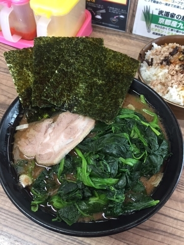 「ラーメン　700円　ほうれん草マシ100円「固め・多め」」@武道家 龍の写真
