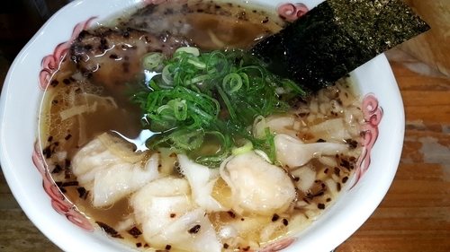 「エビとホタテの揚げネギしおワンタン麺1350円」@流星軒の写真