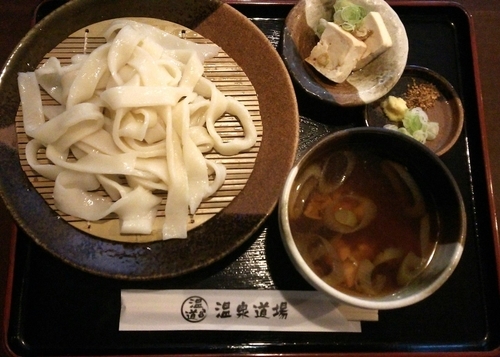「高柳製麺のひもかわ　季節のつけ汁　980円」@玉川食堂の写真