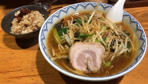 「でくの坊らーめん(ピリ辛)＋たき込み御飯」@らーめん でくの坊の写真